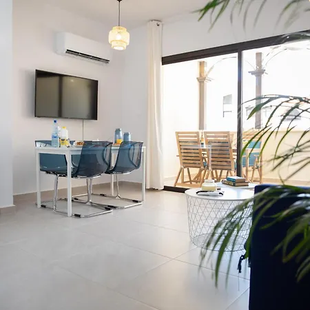 Seaside Modern Flat With Pool Queens Gardens 211 * Paphos