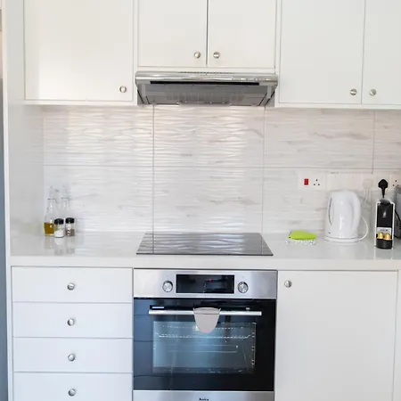 Seaside Modern Flat With Pool Queens Gardens 211 *