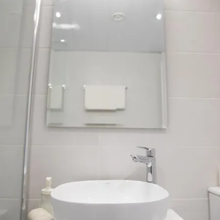 Seaside Modern Flat With Pool Queens Gardens 211 * Paphos